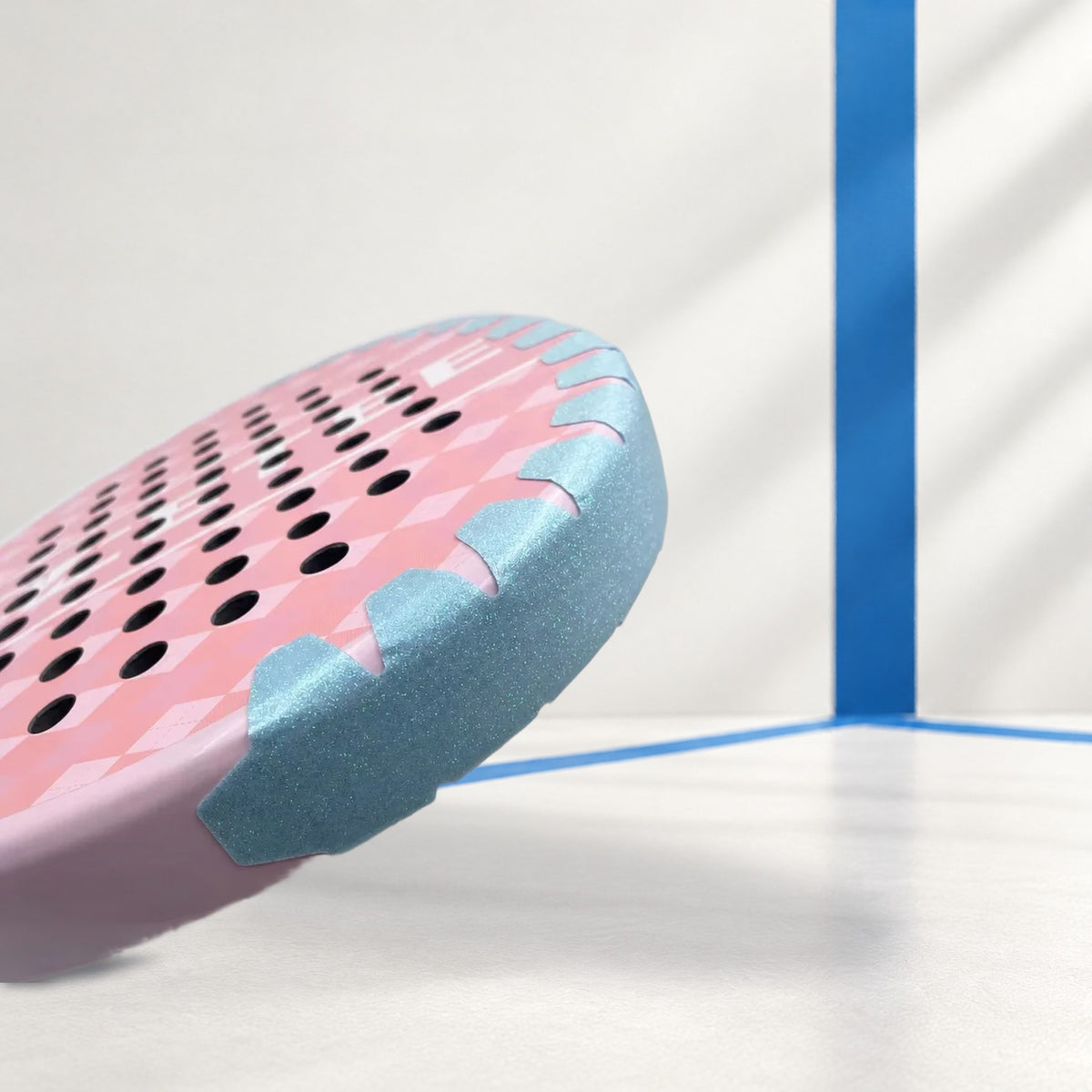 A serrated edge that follows the curve